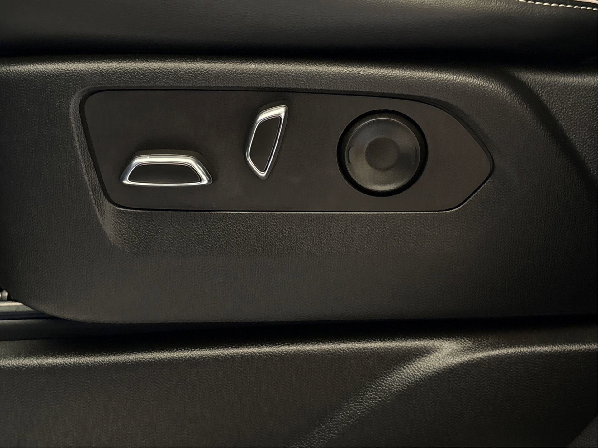 Used 2022 Cadillac Escalade Premium Luxury image 32