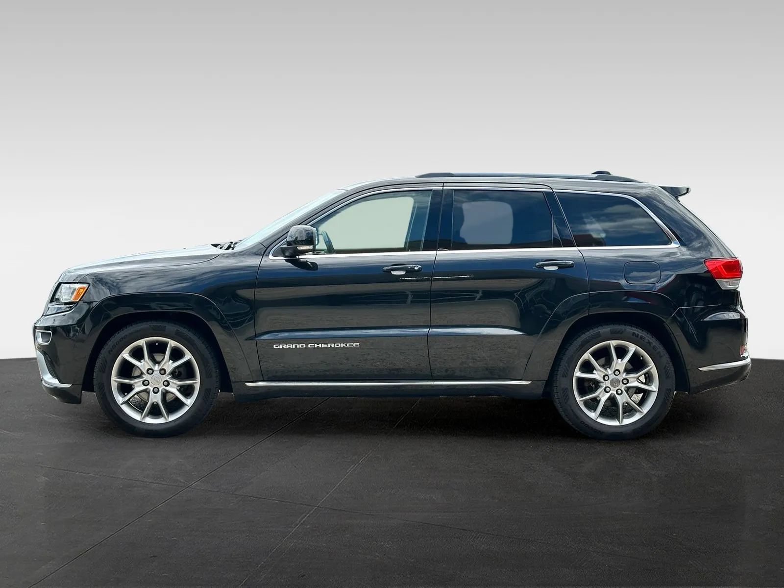 Used 2016 Jeep Grand Cherokee Summit w/ Platinum Series Group AWD/4WD image 4