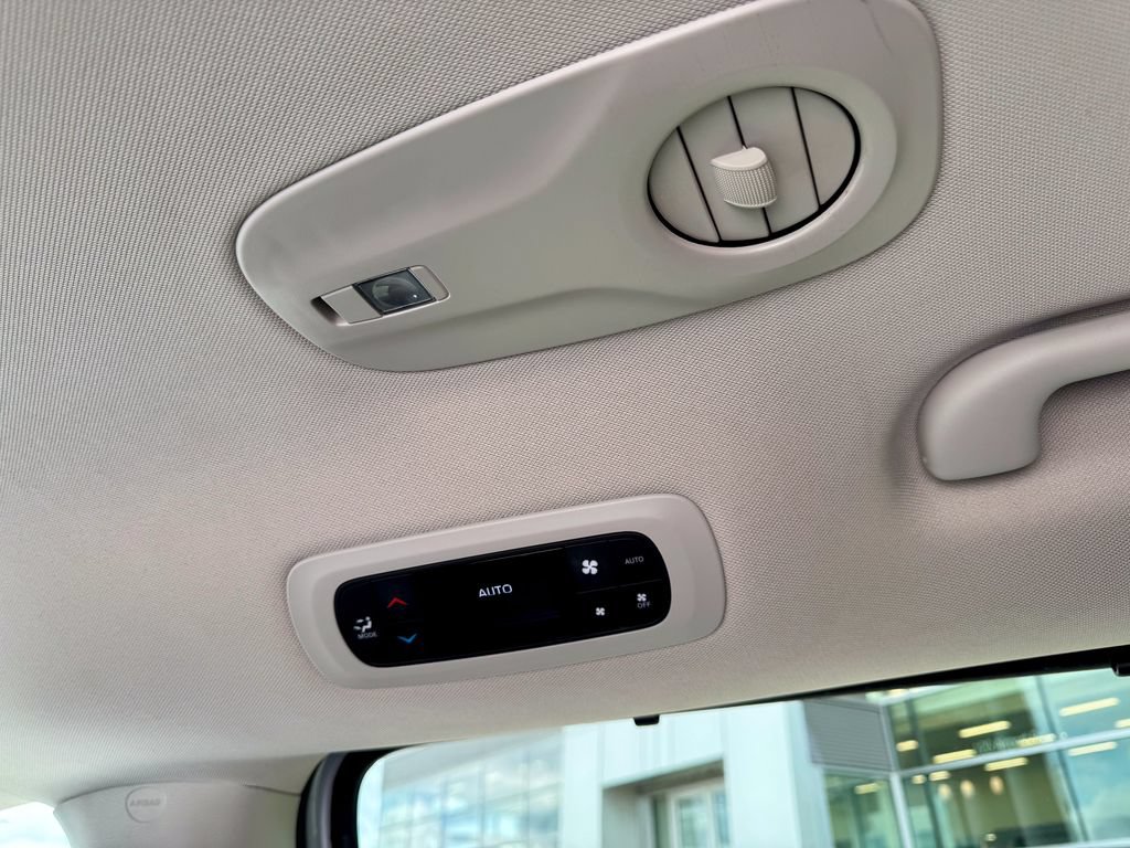 Used 2024 Chrysler Pacifica Touring-L FWD image 39