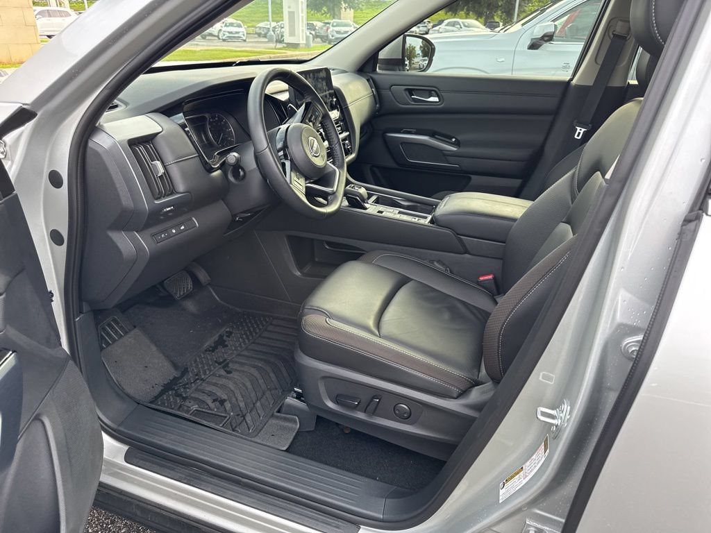 Used 2025 Nissan Pathfinder SL w/ Black Appearance Package FWD image 12