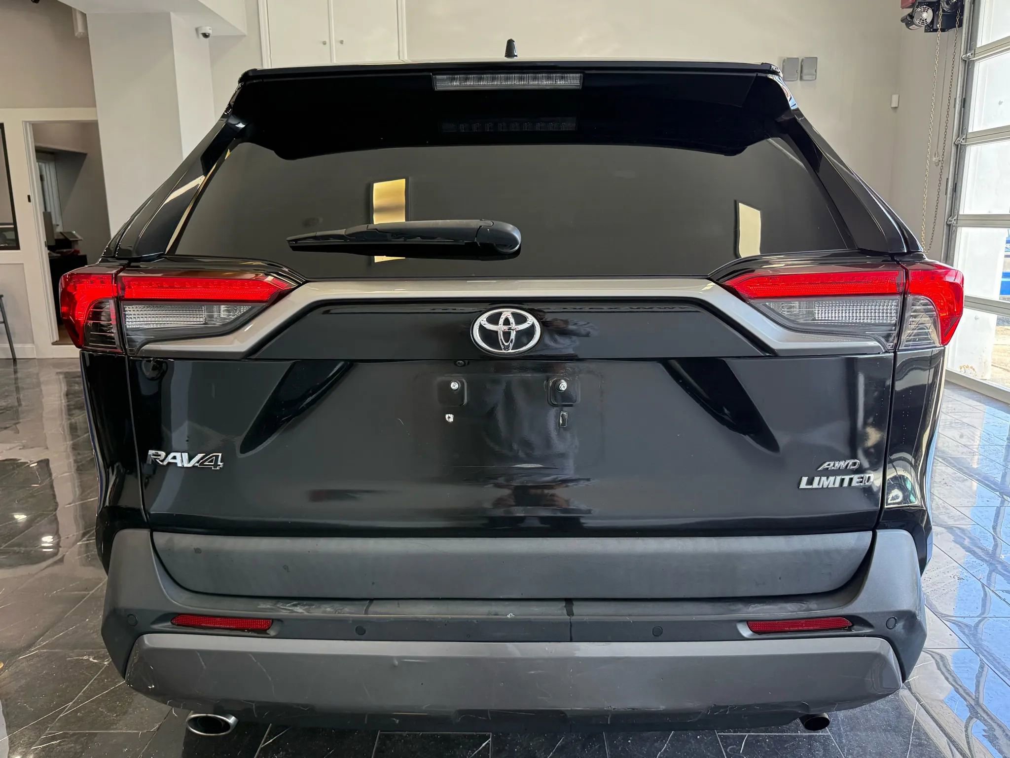 Used 2019 Toyota RAV4 Limited w/ Advanced Technology Package image 5
