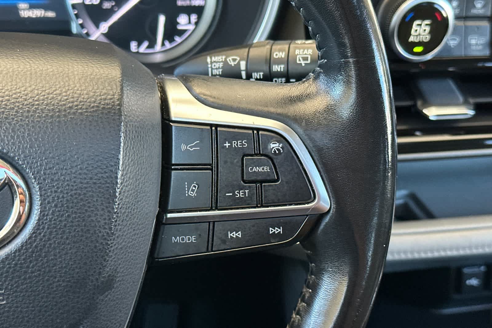 Used 2021 Toyota Highlander XLE AWD/4WD image 28
