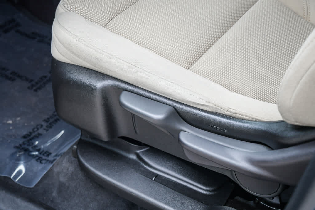 Used 2022 Chevrolet Traverse LS FWD image 25