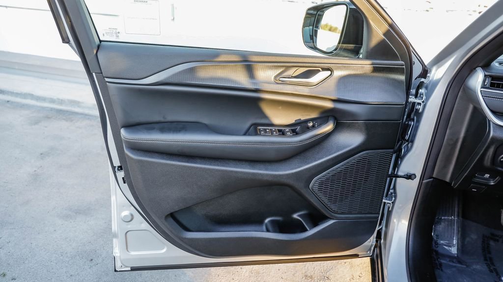 New 2025 Jeep Grand Cherokee Altitude image 22