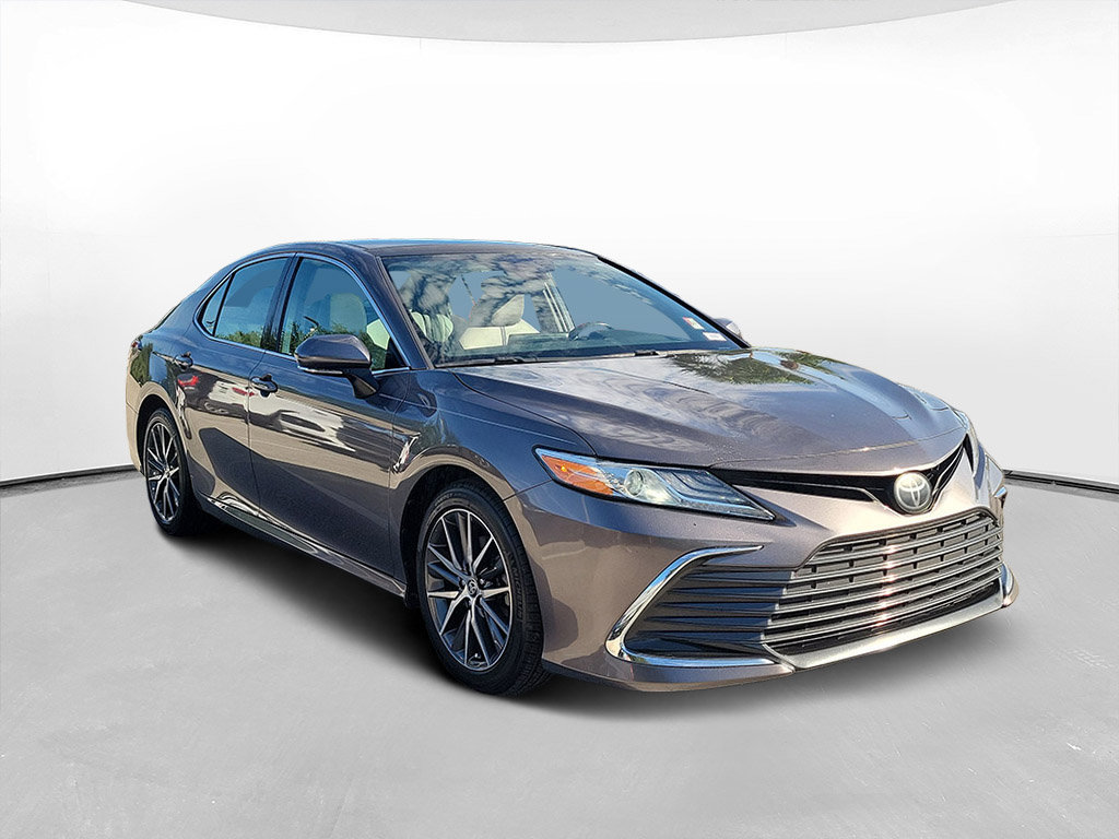 Used 2021 Toyota Camry XLE FWD image 3