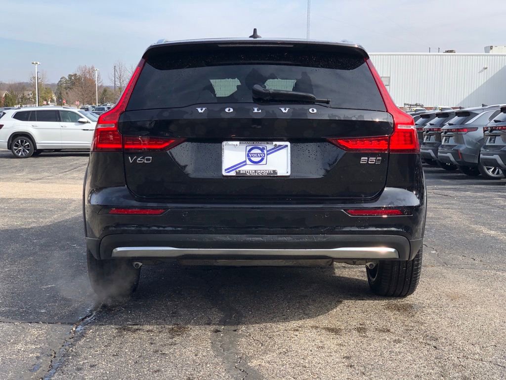 Used 2025 Volvo V60 B5 Cross Country Plus image 6