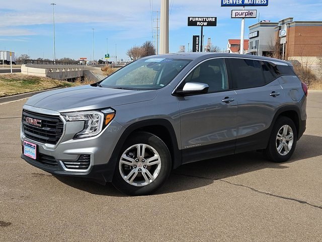 Used 2024 GMC Terrain SLE image 1