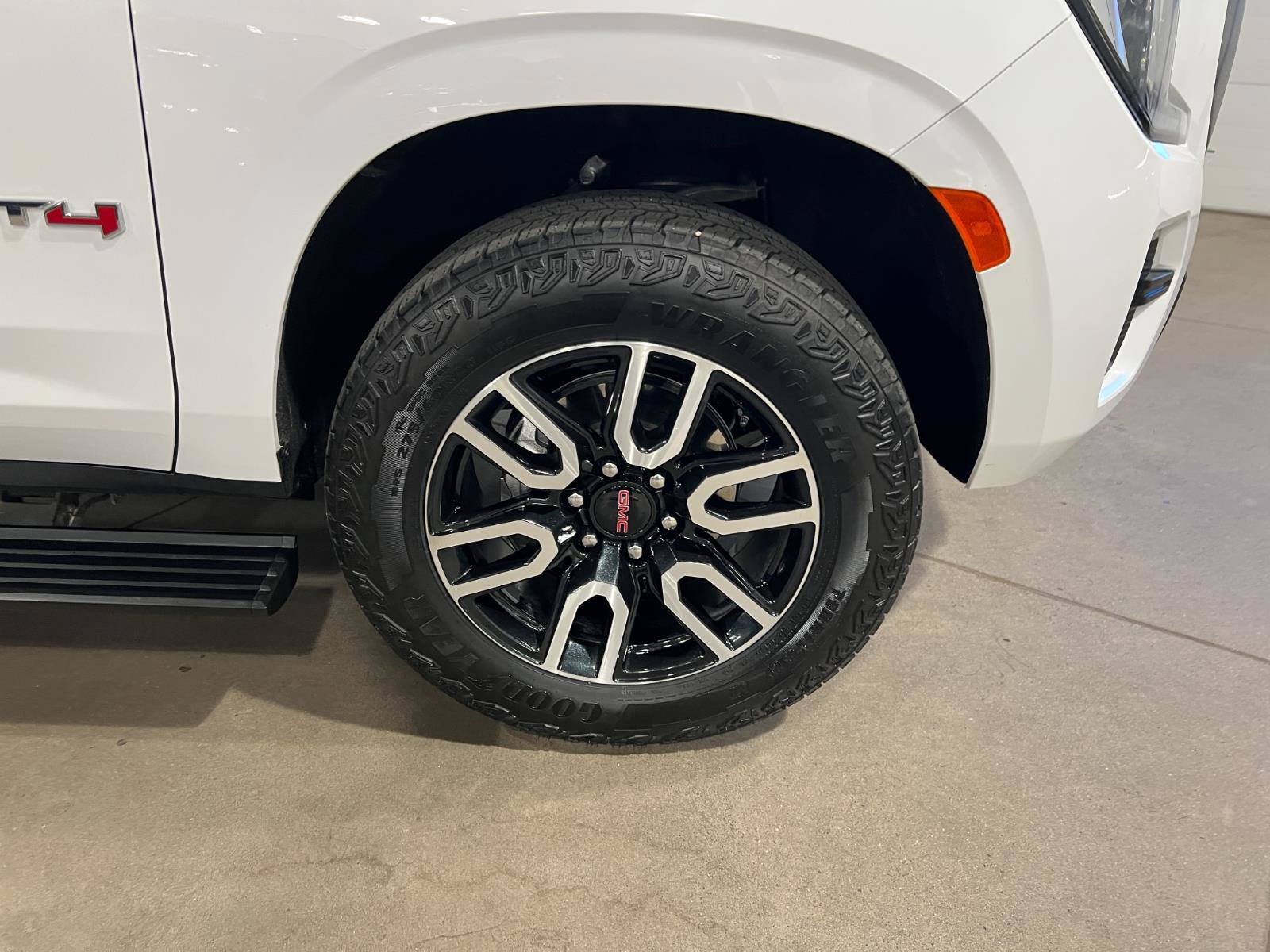 Used 2024 GMC Yukon AT4 w/ AT4 Premium Plus Package AWD/4WD image 45