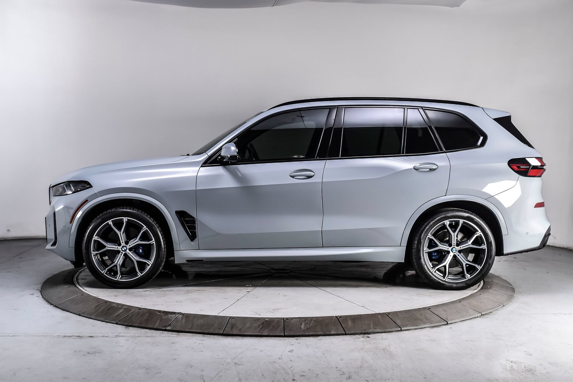 Used 2024 BMW X5 xDrive40i w/ Executive Package AWD/4WD image 3