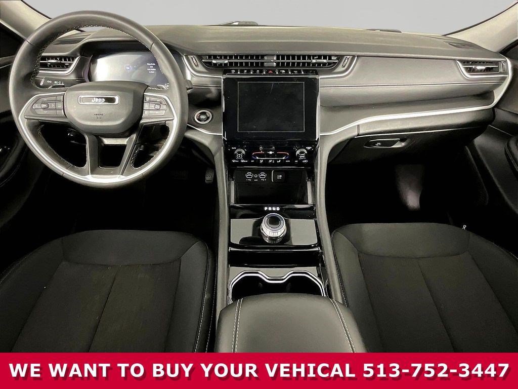 Used 2023 Jeep Grand Cherokee Laredo AWD/4WD image 7