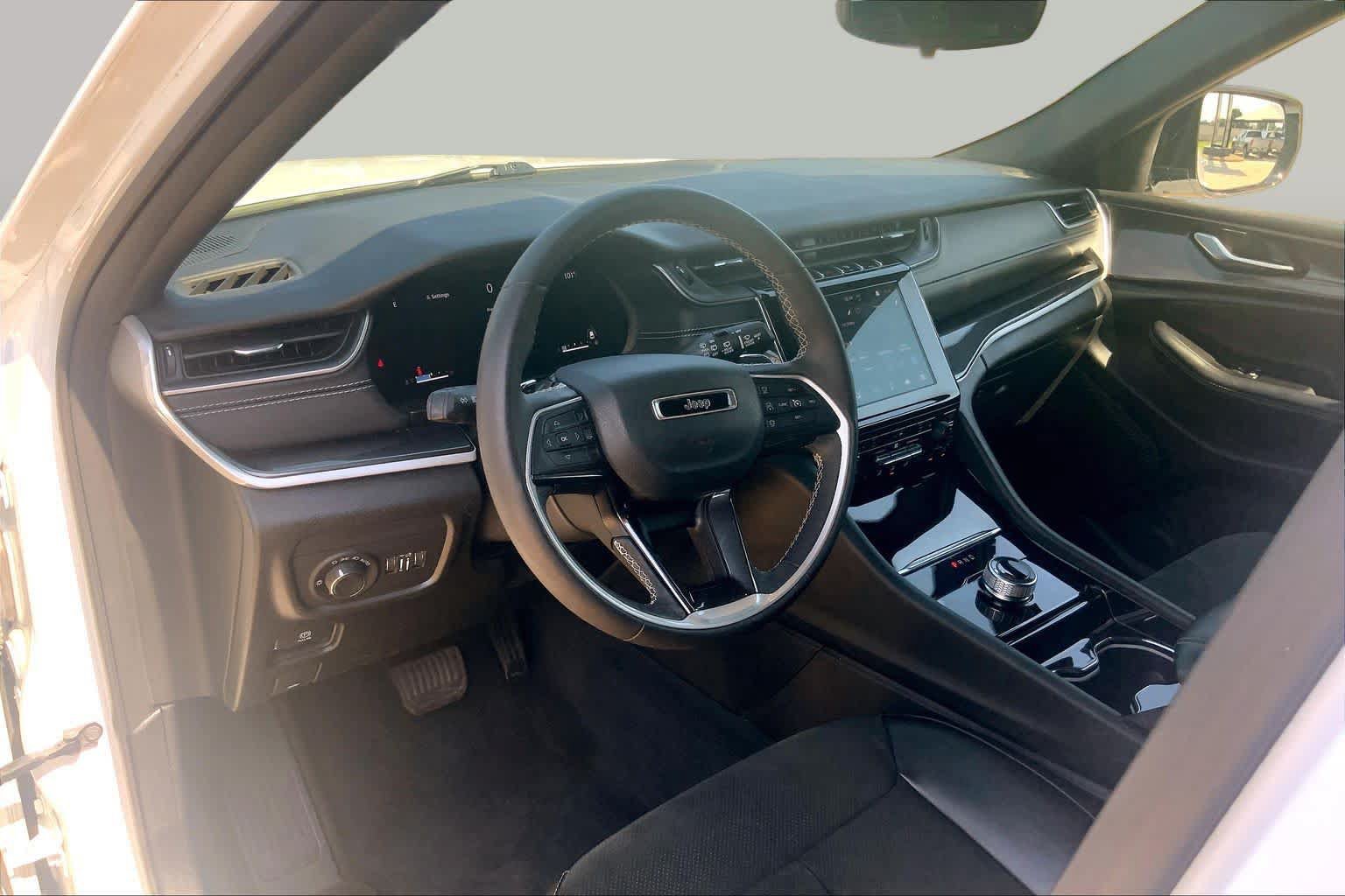 Used 2023 Jeep Grand Cherokee L Laredo AWD/4WD image 16