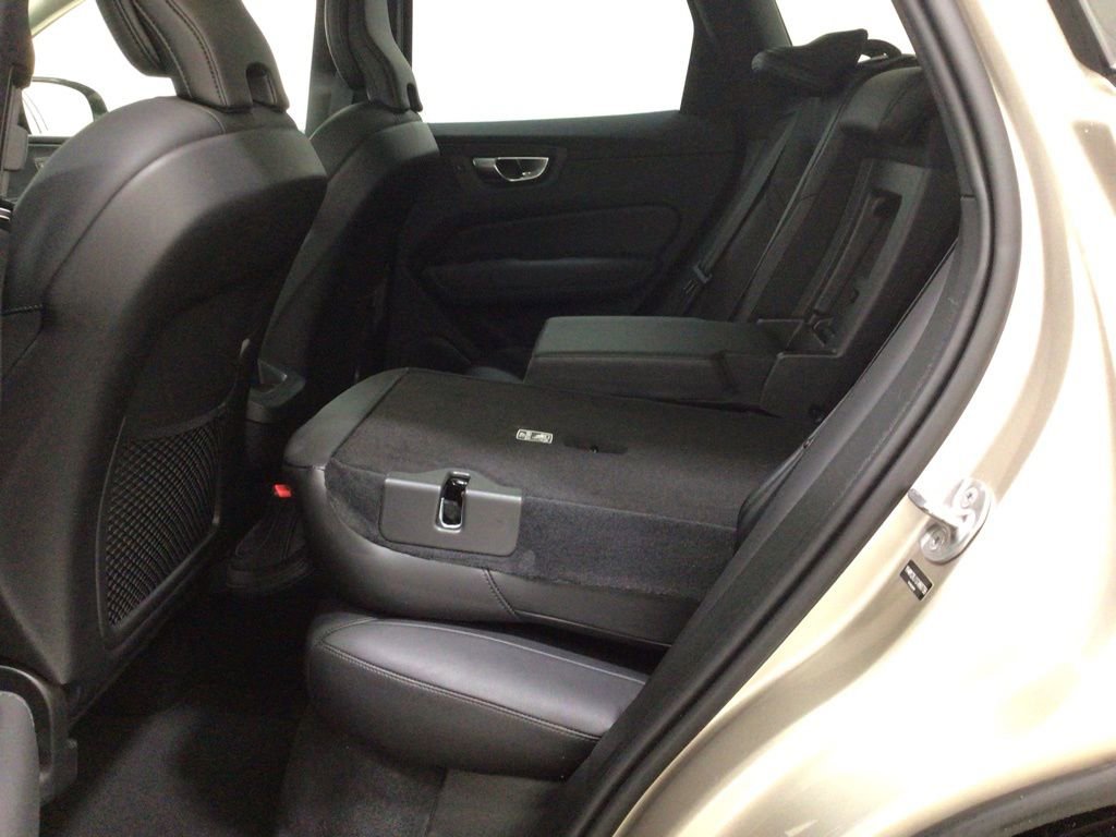 Used 2025 Volvo XC60 B5 Core image 18