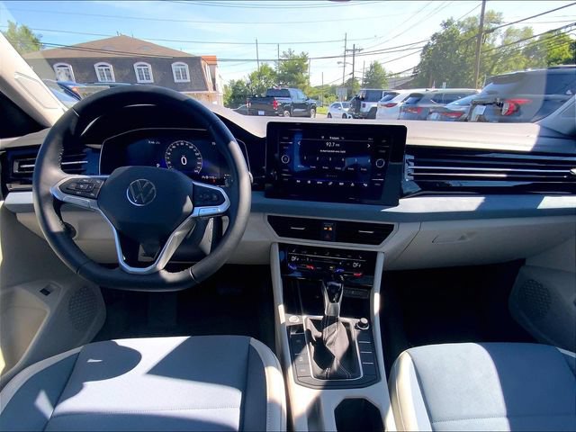 Used 2025 Volkswagen Jetta SE w/ Sunroof Package FWD image 12