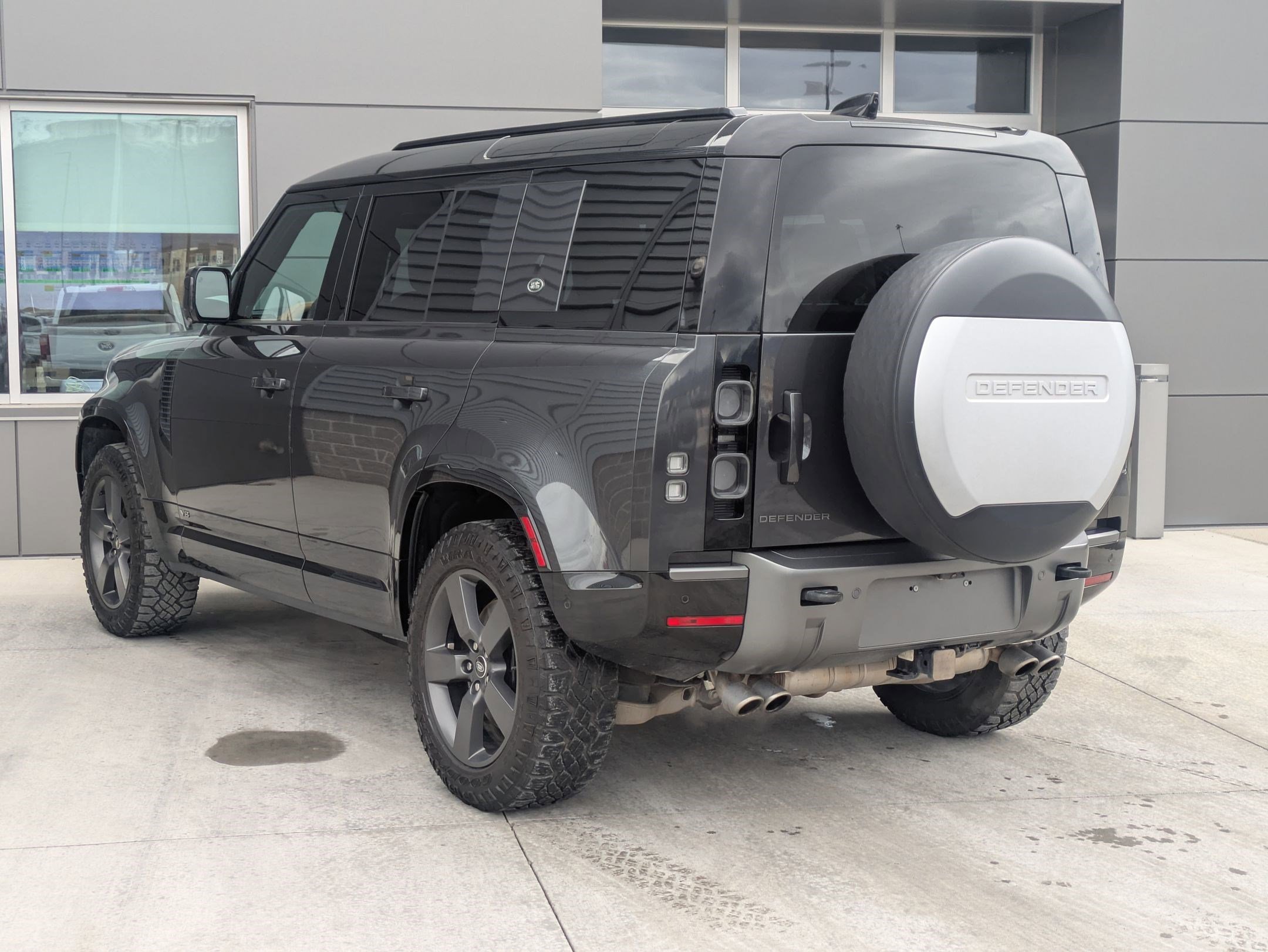 Certified 2023 Land Rover Defender 110 image 10