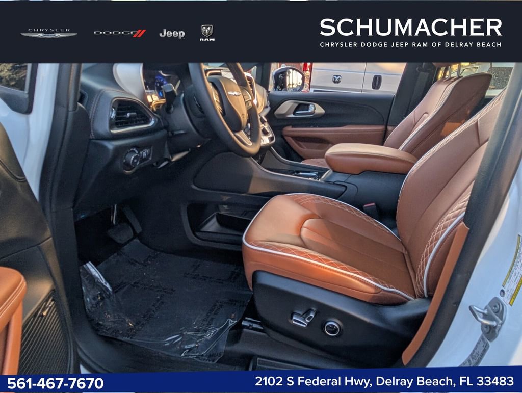 New 2026 Chrysler Pacifica Pinnacle w/ Trailer Tow Group AWD/4WD image 12