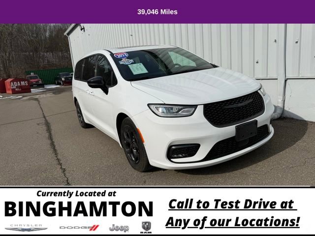 Used 2023 Chrysler Pacifica Limited w/ S Appearance Package image 2