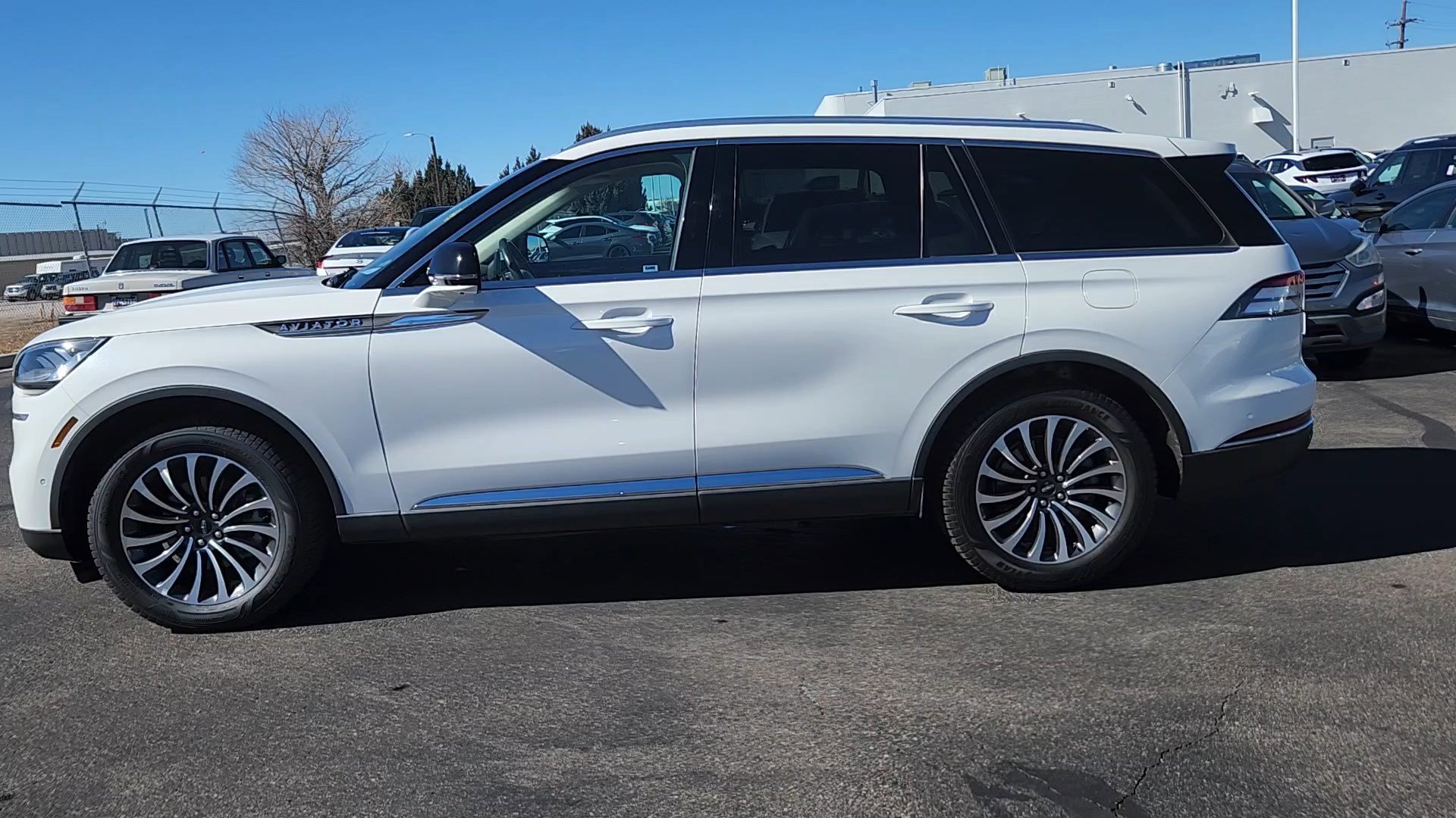 Used 2023 Lincoln Aviator Reserve w/ Equipment Group 201A image 2