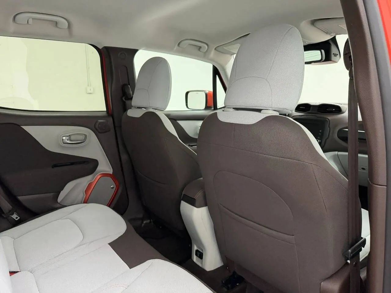 Used 2017 Jeep Renegade Latitude FWD image 13