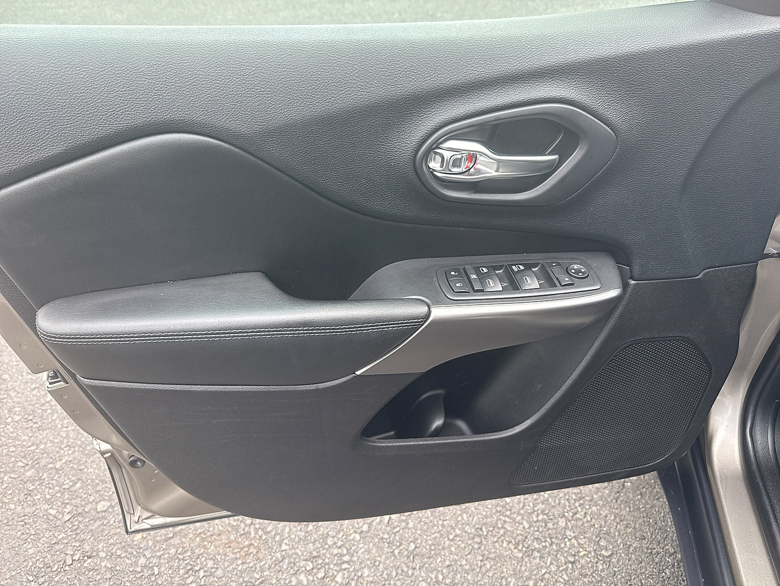 Used 2019 Jeep Cherokee Latitude w/ Cold Weather Group AWD/4WD image 30