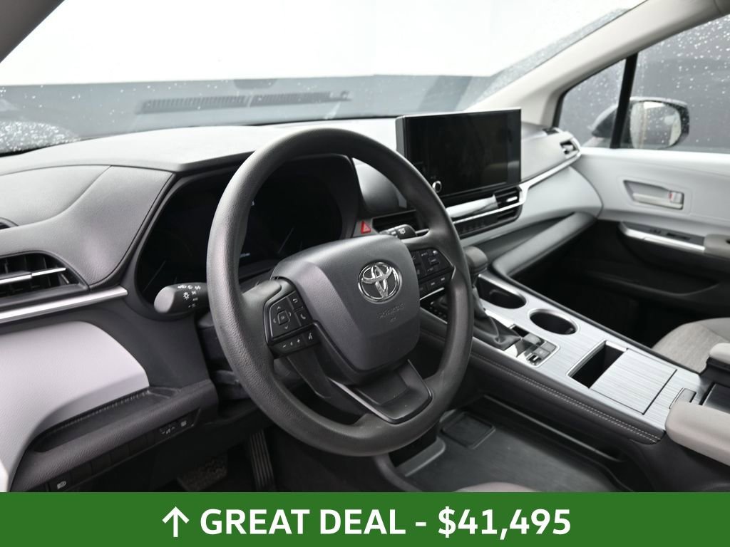 Used 2025 Toyota Sienna LE image 21