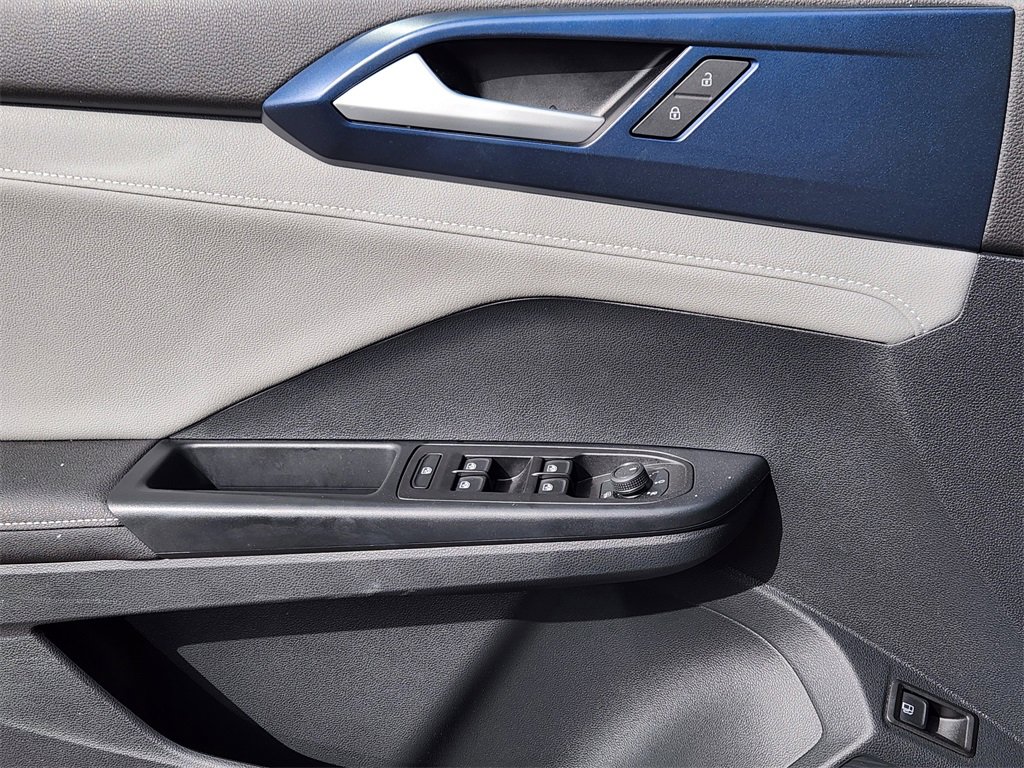 New 2024 Volkswagen Taos SE image 3