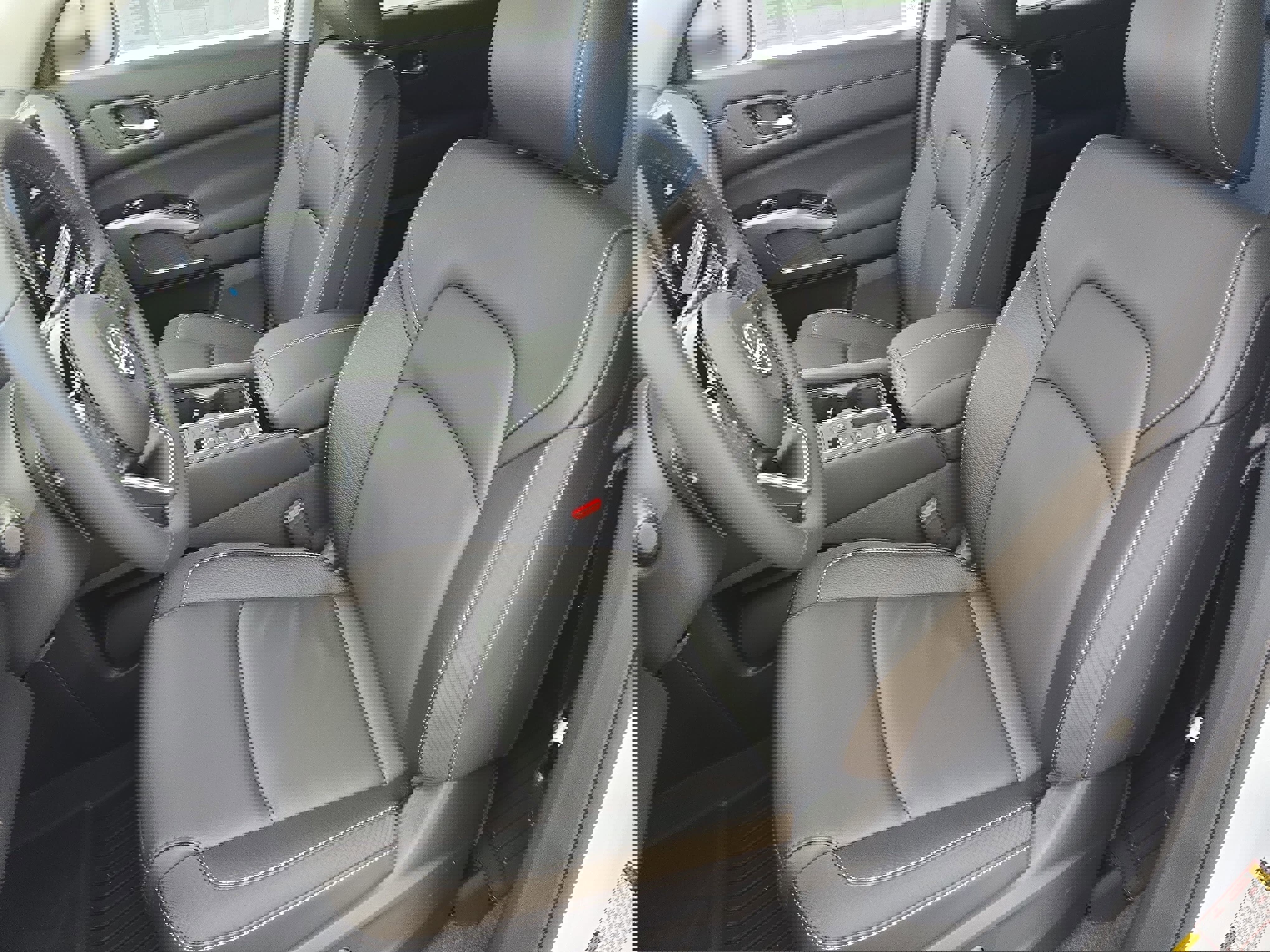 New 2025 Nissan Pathfinder SL w/ Black Appearance Package image 17