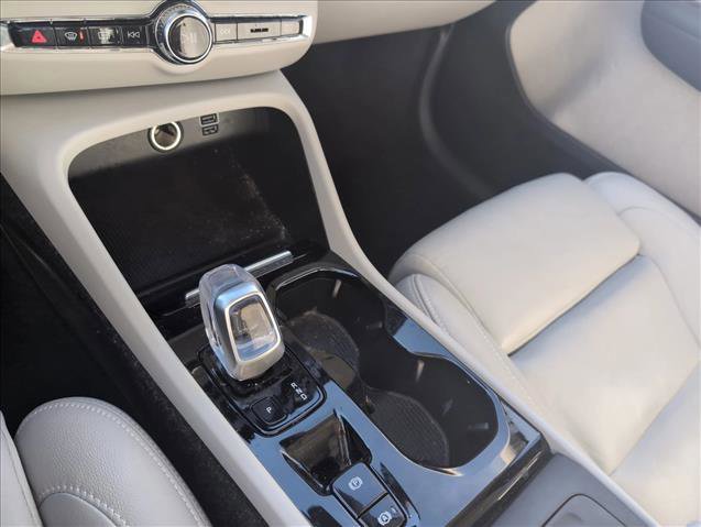 Used 2021 Volvo XC40 T5 Inscription w/ Climate Package image 14