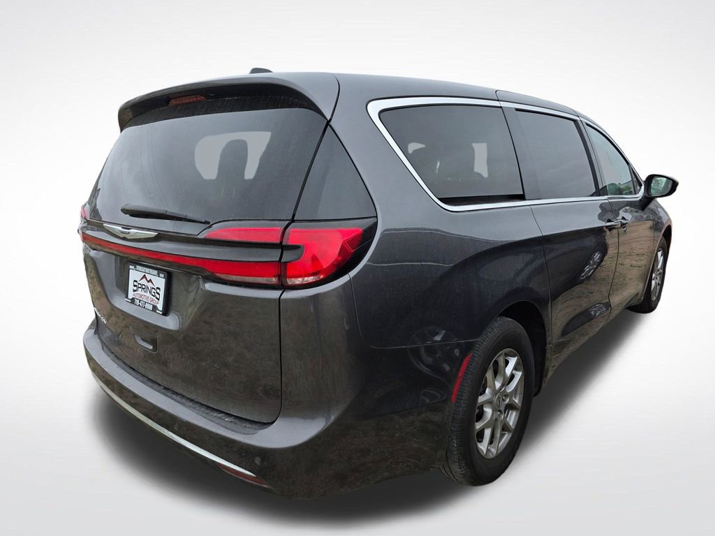 Used 2023 Chrysler Pacifica Touring-L FWD image 4
