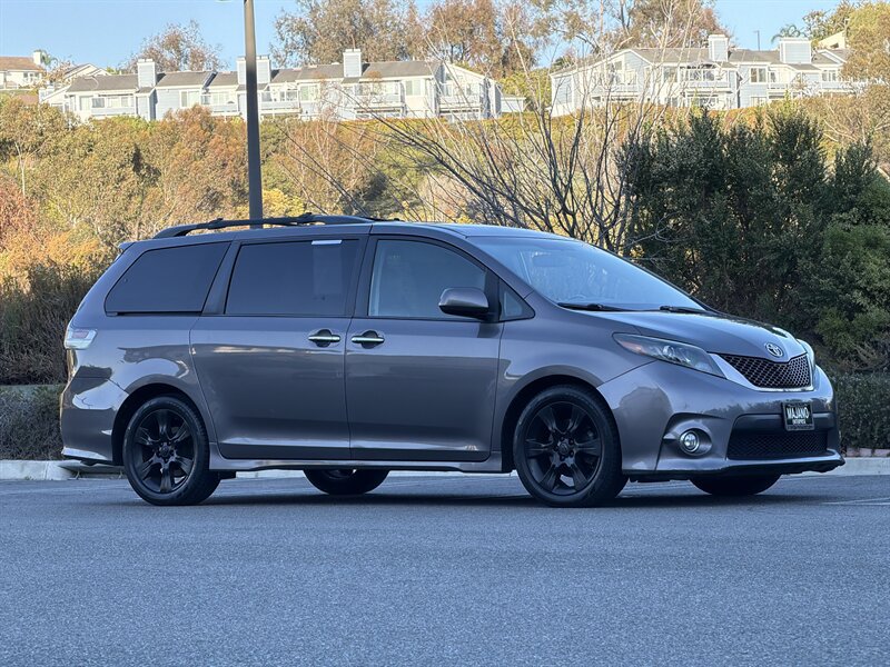 Used 2016 Toyota Sienna SE Premium FWD image 8