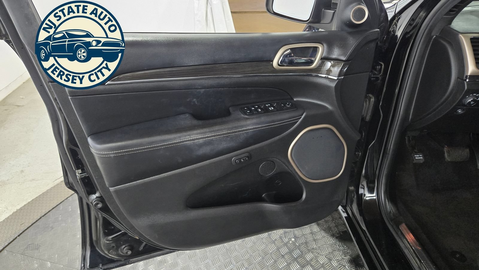 Used 2017 Jeep Grand Cherokee Overland AWD/4WD image 29
