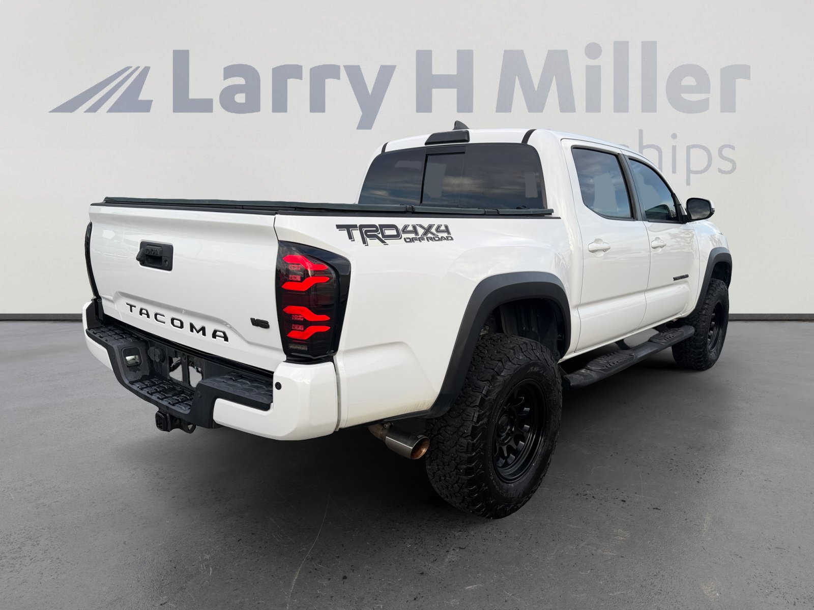 Used 2017 Toyota Tacoma TRD Off-Road w/ Premium & Technology Package AWD/4WD image 5