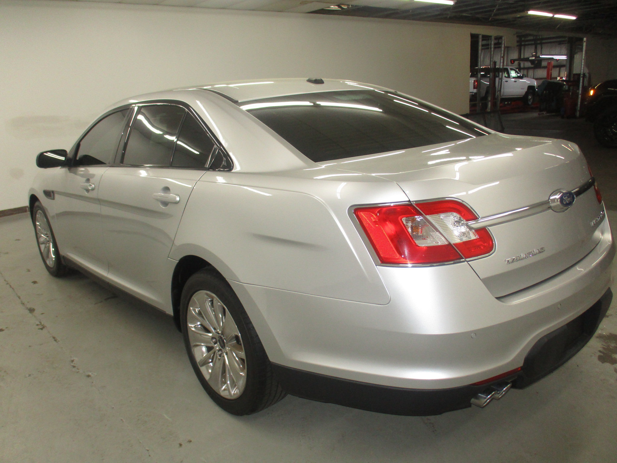 Used 2010 Ford Taurus Limited AWD/4WD image 5