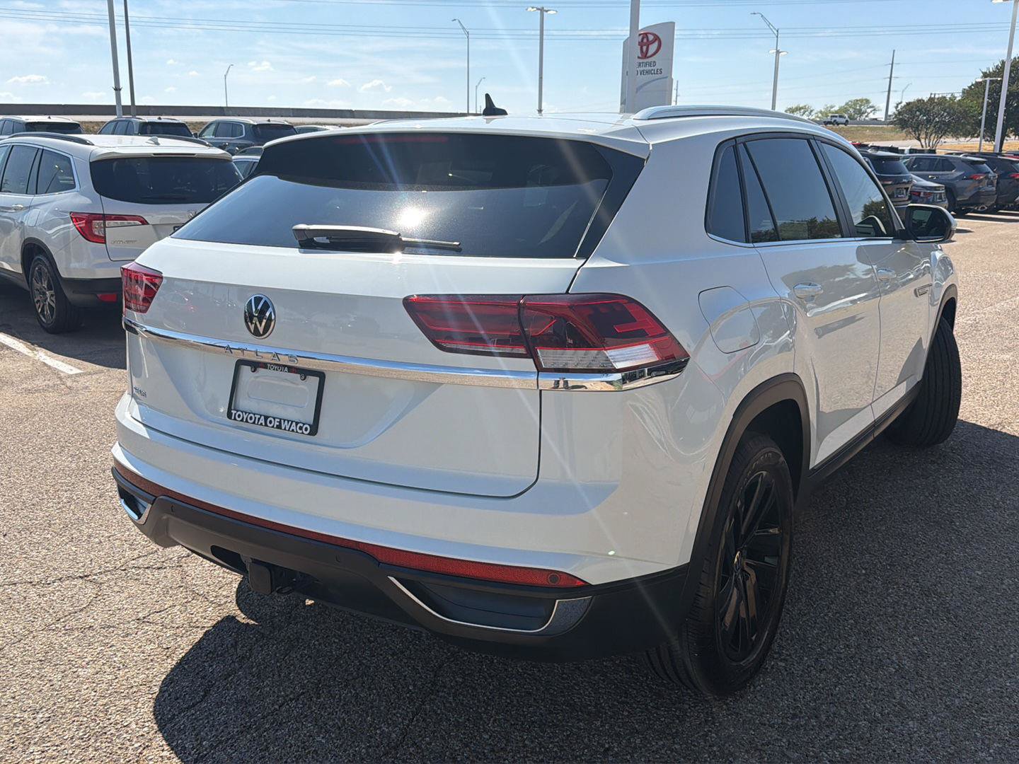 Used 2023 Volkswagen Atlas Cross Sport SE w/ Panoramic Sunroof Package FWD image 3