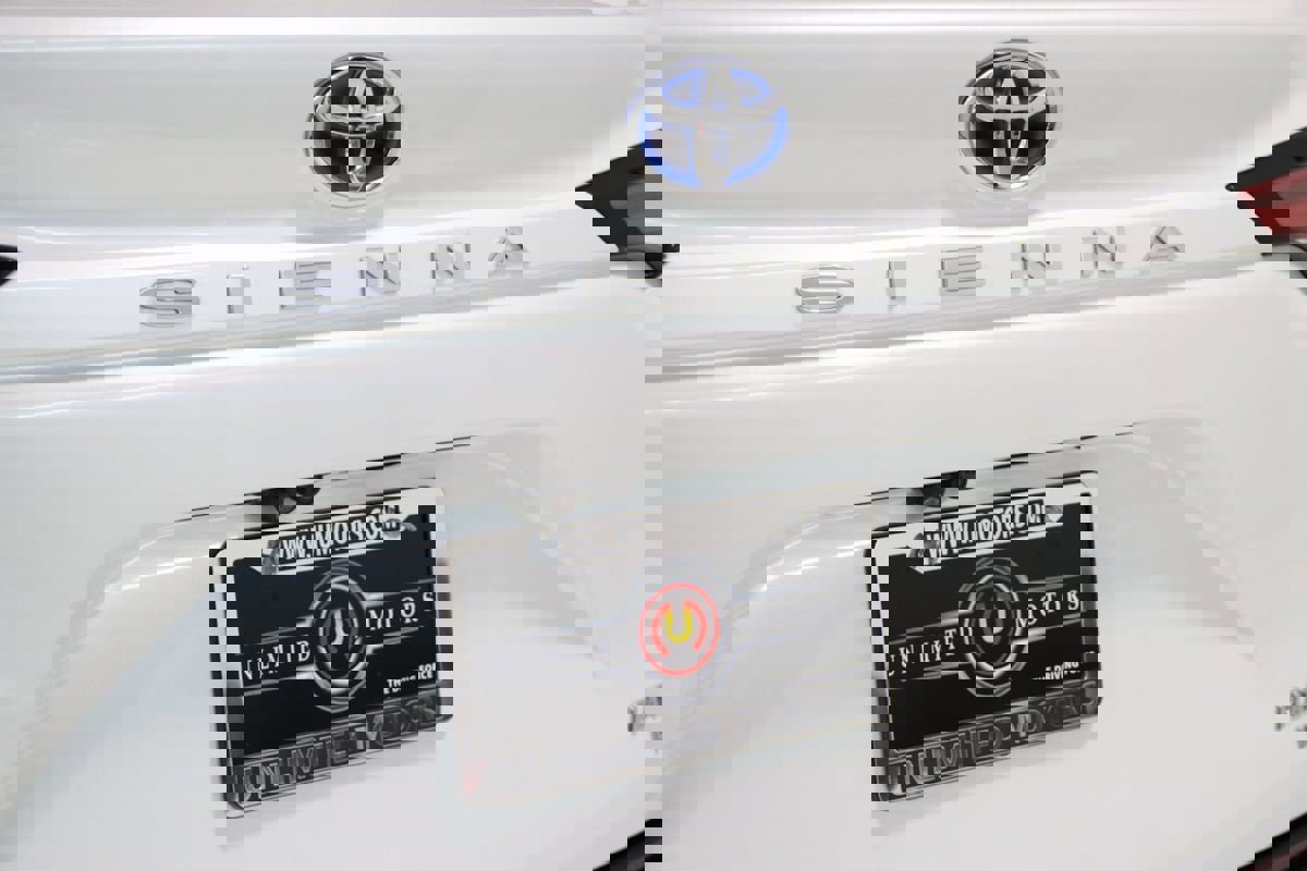 Used 2022 Toyota Sienna Platinum image 12