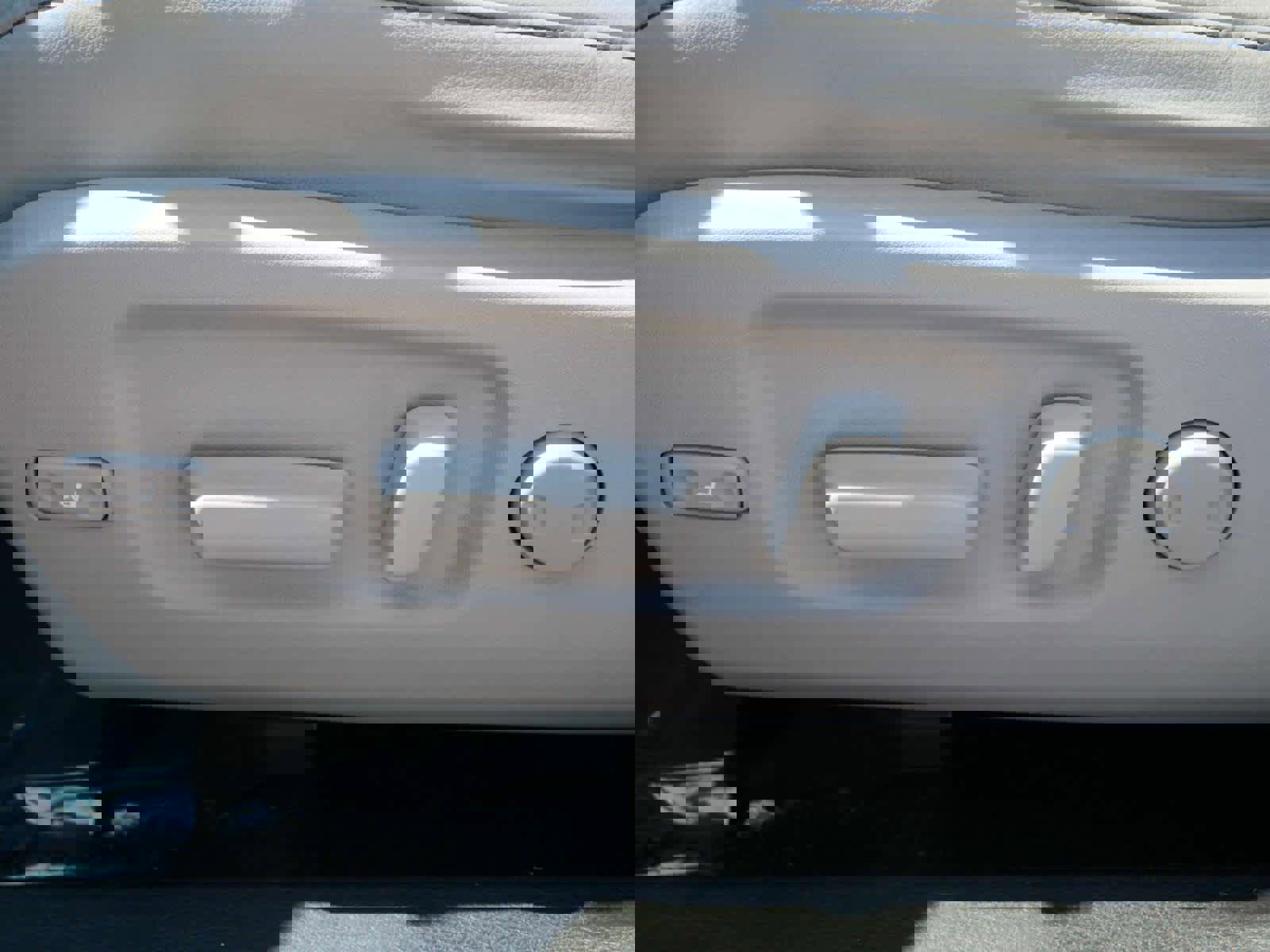 Used 2019 Toyota Highlander XLE image 16