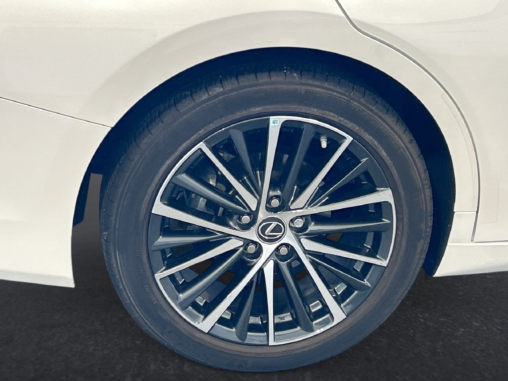 Used 2024 Lexus ES 300h w/ Premium Package FWD image 17