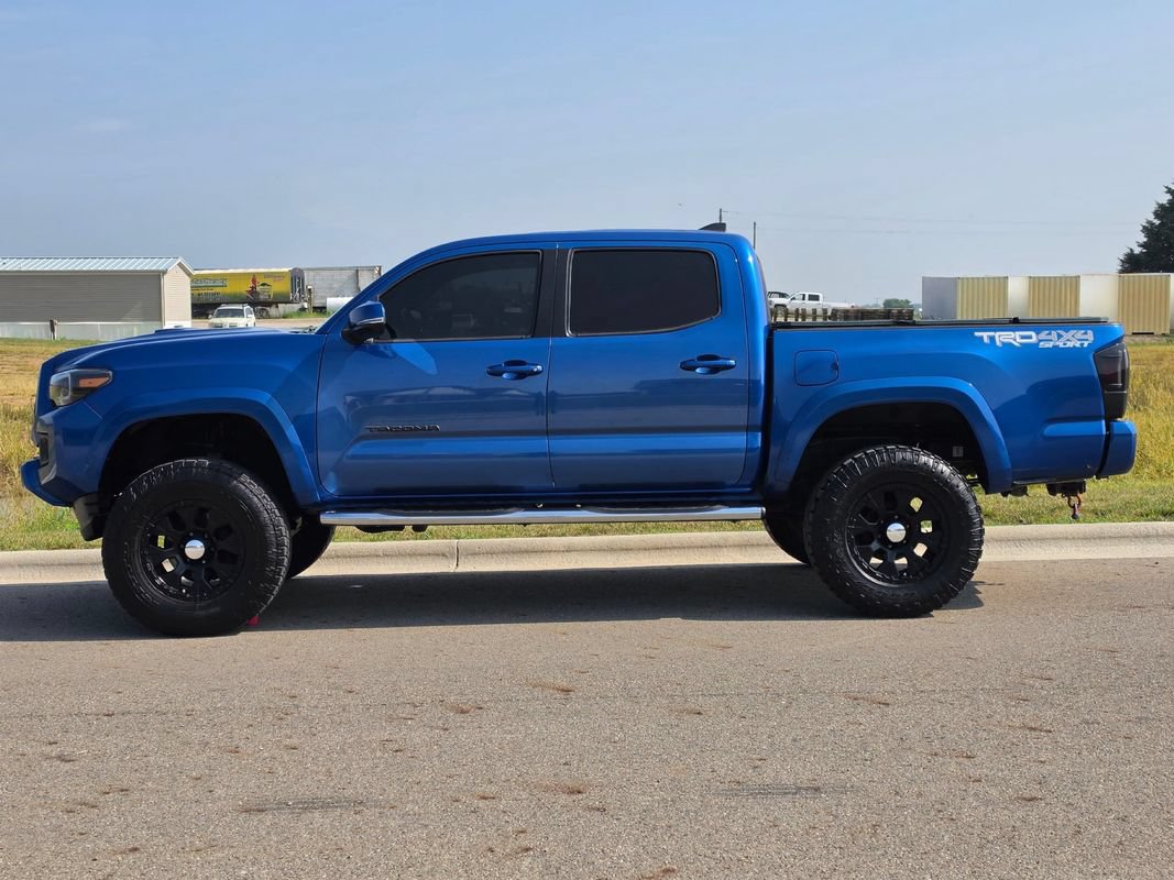 Used 2016 Toyota Tacoma TRD Sport w/ Towing Package AWD/4WD image 2