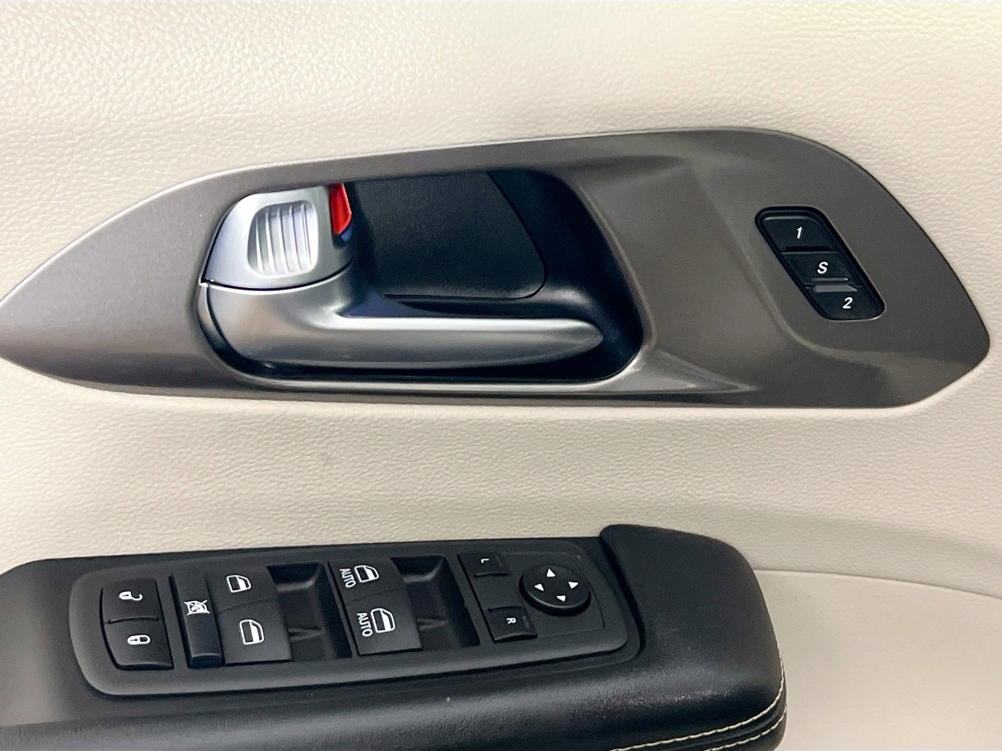 Used 2023 Chrysler Pacifica Touring-L FWD image 16