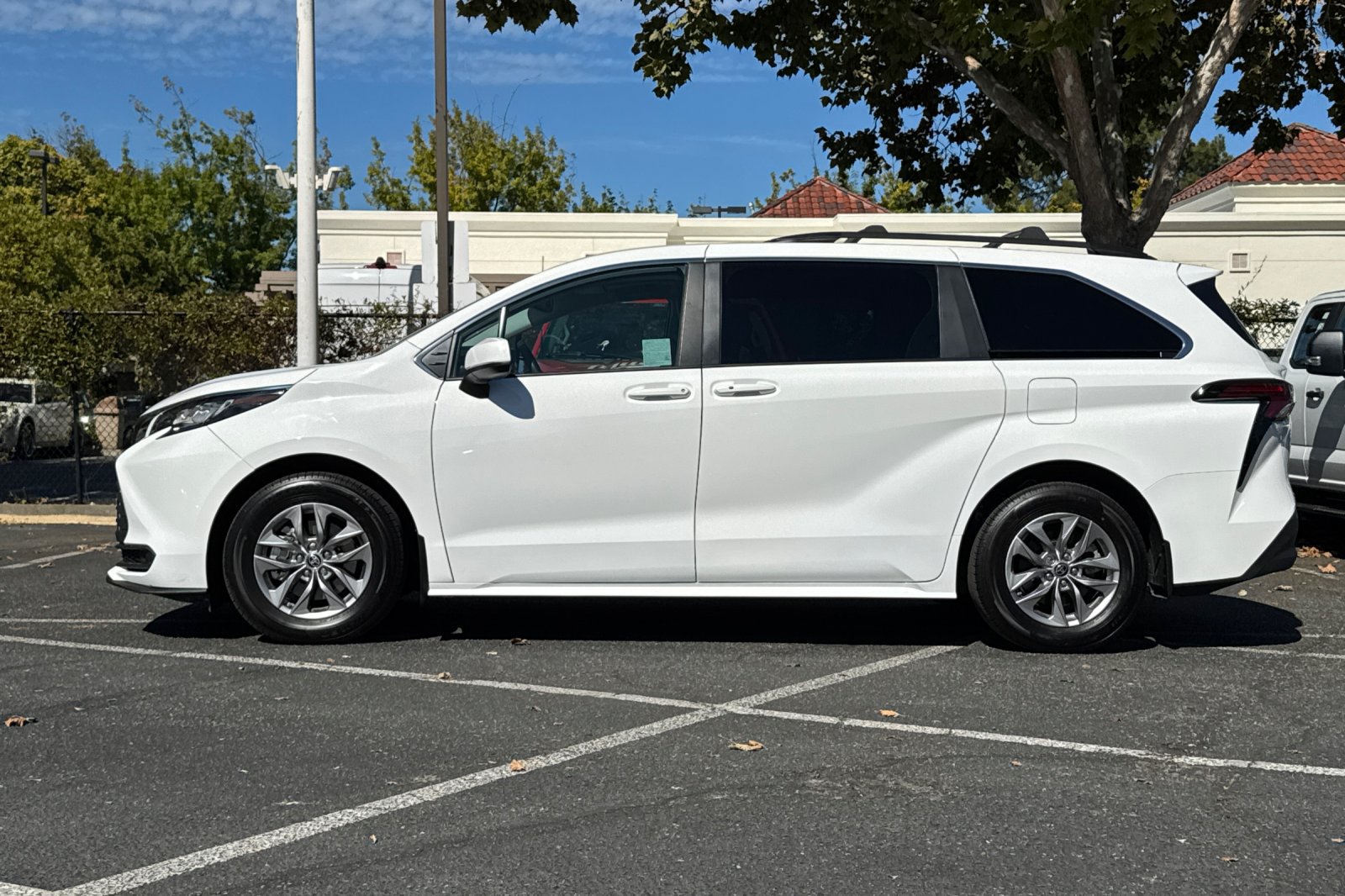 Used 2022 Toyota Sienna LE w/ LE Plus Package AWD/4WD image 8