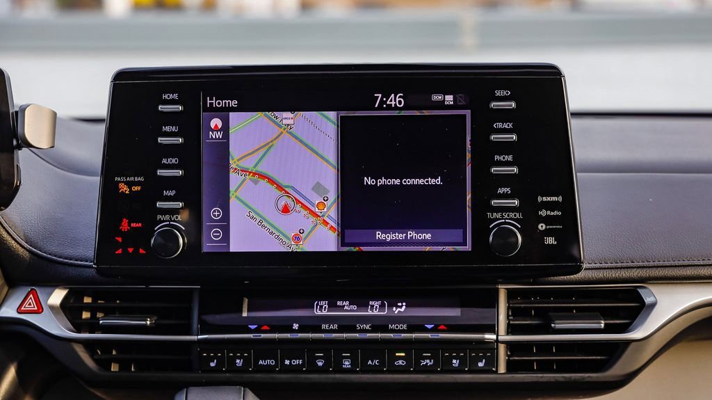 Used 2023 Toyota Sienna Limited image 16