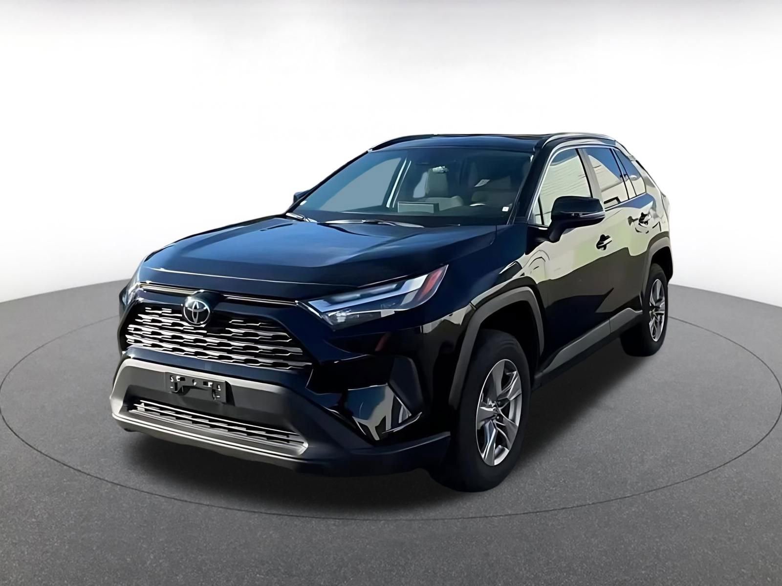 Used 2025 Toyota RAV4 XLE w/ Convenience Package image 4