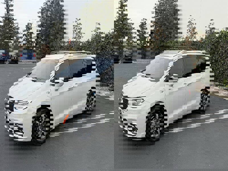 Used 2021 Chrysler Pacifica Touring-L image 4