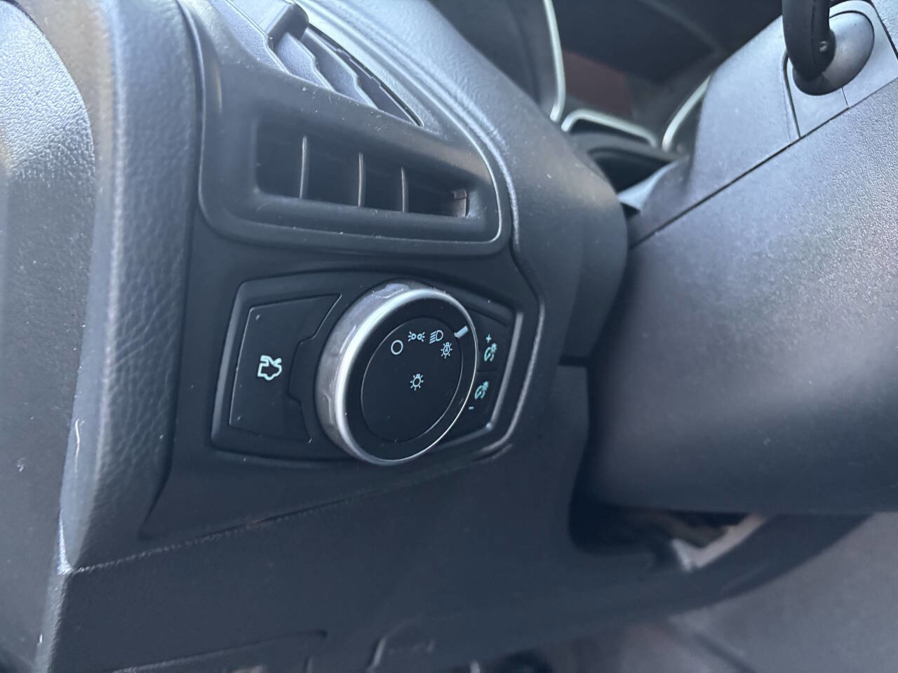 Used 2015 Ford Focus SE image 30