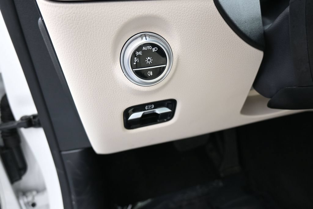 Used 2025 Mercedes-Benz C 300 Sedan image 13