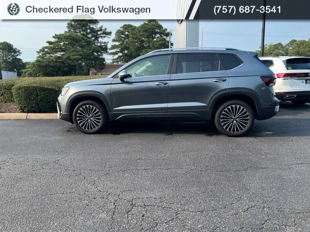 Certified 2025 Volkswagen Taos SE FWD image 4