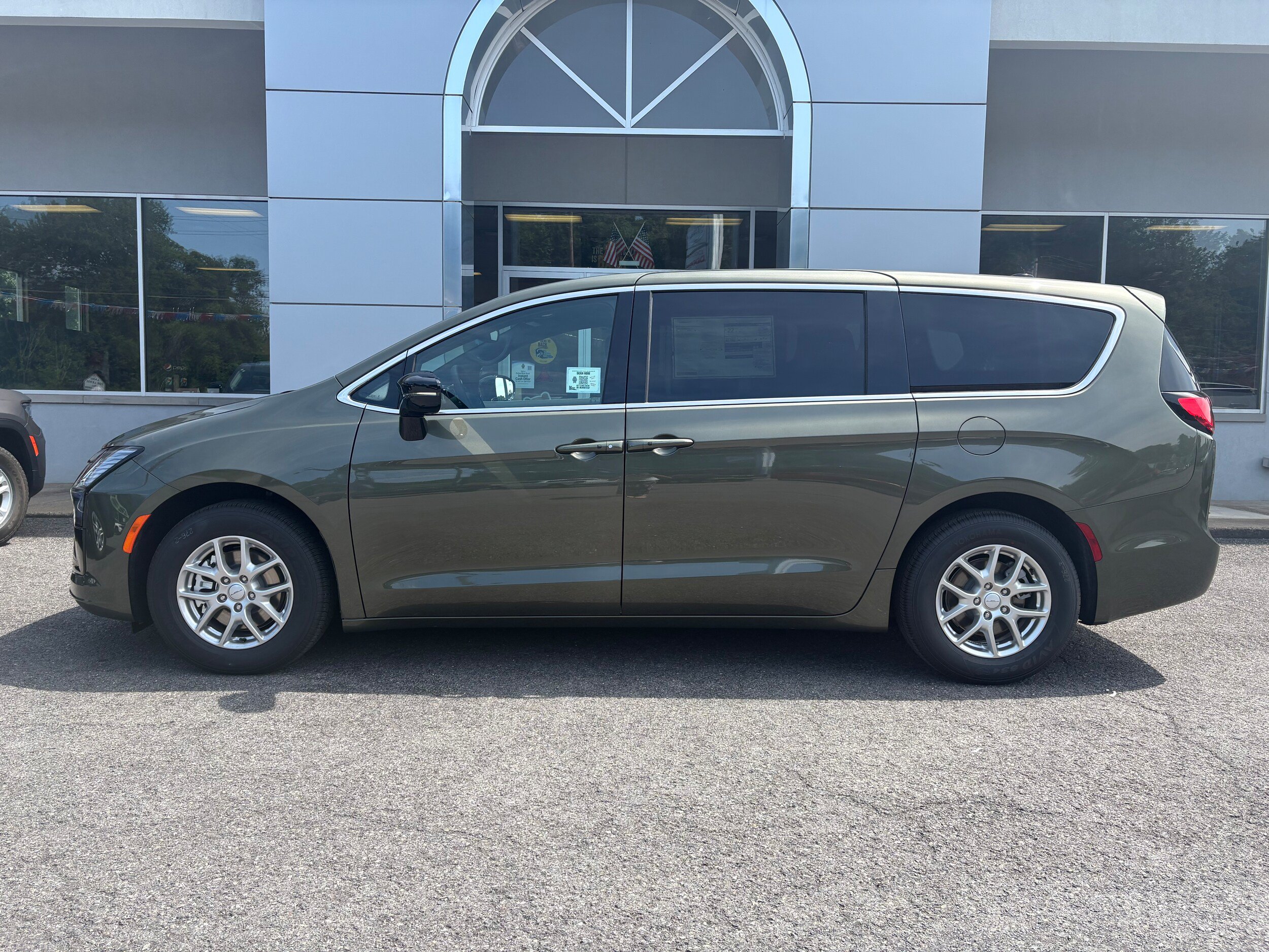 New 2027 Chrysler Pacifica Select FWD image 2