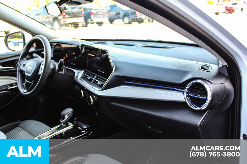 Used 2025 Chevrolet Trax LT FWD image 23