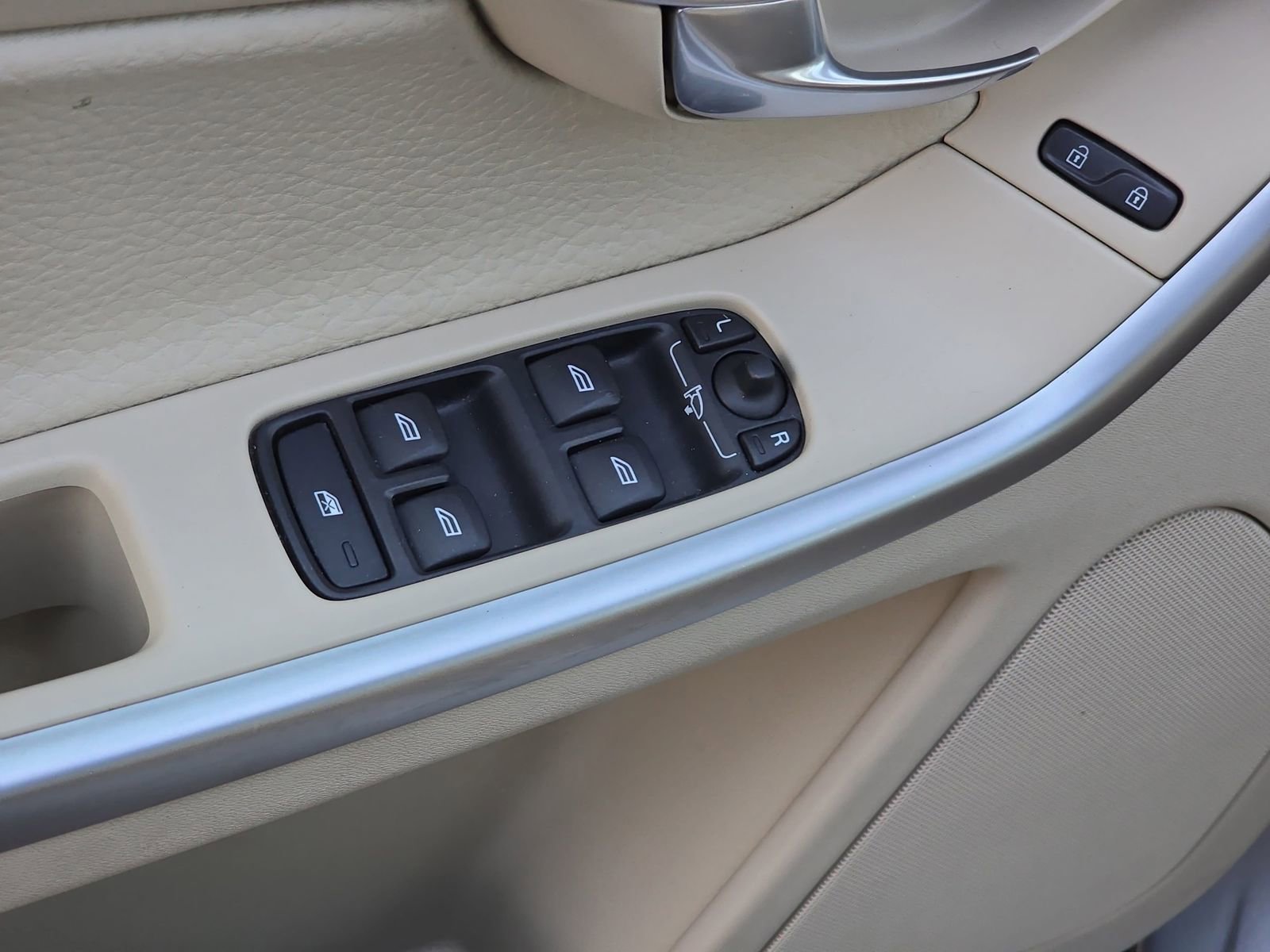 Used 2011 Volvo XC60 3.2 R-Design image 29