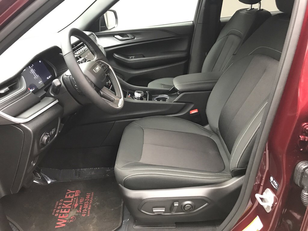 New 2026 Jeep Grand Cherokee Laredo image 9