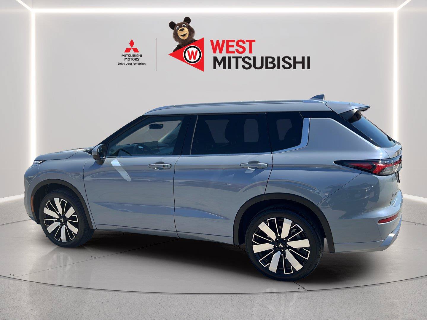 Used 2026 Mitsubishi Outlander SEL FWD image 2